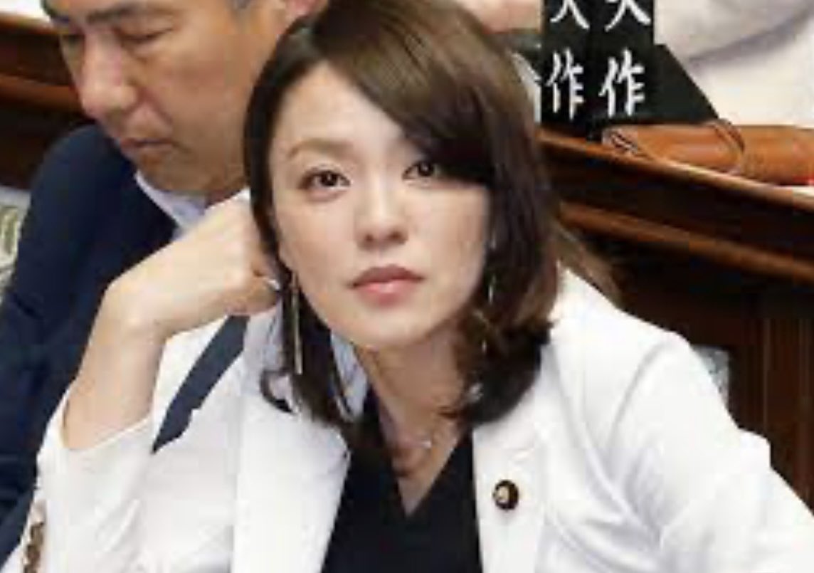 AfYjpB3h5Hp0n6g's tweet photo. 「また追って活動報告します…」
3週間前にそう言ったのに、一向に研修報告出さない今井絵理子議員

「有意義な研修だった…」
女性局フランス研修に子連れだった事が次々にバレ、取り敢えず辞表提出して誤魔化す自民・松川るい女性局長

問題の本質がわかっていない二人…
サッサと議員辞職だろ！💢😩 https://t.co/RQ0aizMx1y
