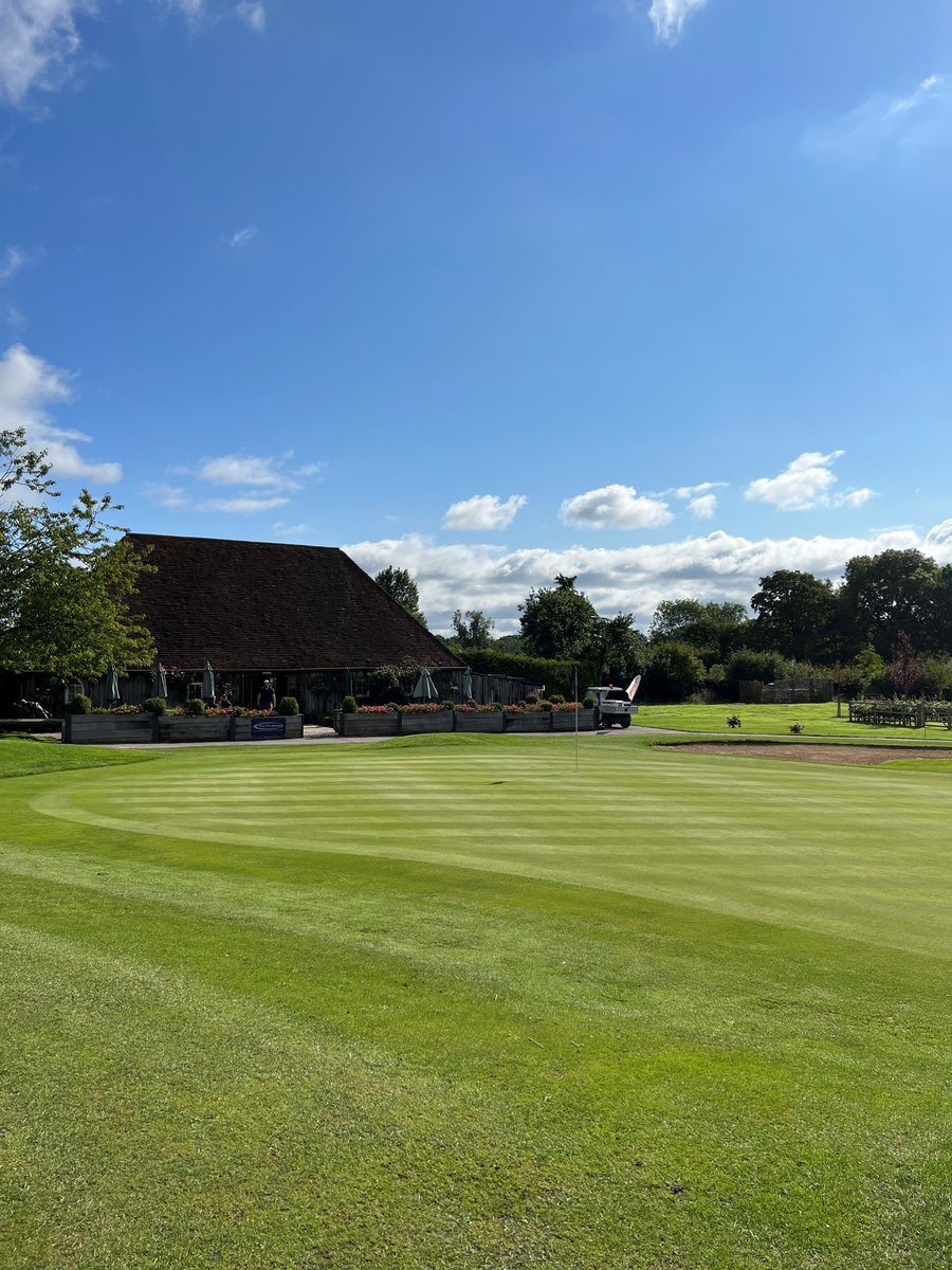 Throwing it back to our PRO AM earlier this month. What a morning it was! 18th Green looking immaculate thanks to our #Greenkeeping team! ⛳️

.
.
.

#easthorton #golfclub #golfer #golfing #golfcourse #clubchampionships #teamwork #hampshiregolf #golfcomp #golfer #golfcourse #PGA