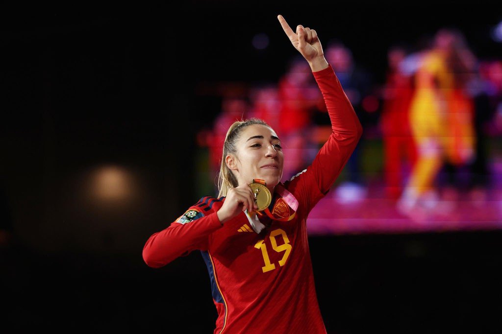 _BeFootball's tweet photo. Olga Carmona :

« Je n'ai pas de mots pour vous remercier de tout le soutien. 𝗛𝗶𝗲𝗿 𝗮 𝗲́𝘁𝗲́ 𝗹𝗲 𝗺𝗲𝗶𝗹𝗹𝗲𝘂𝗿 ����𝘁 𝗹𝗲 𝗽𝗶𝗿𝗲 𝗷𝗼𝘂𝗿 𝗱𝗲 𝗺𝗮 𝘃𝗶𝗲.

Je sais que tu aimerais me voir profiter de ce moment historique, c'est pourquoi je serai avec mes coéquipières, pour que d'où que tu sois tu saches que cette étoile est aussi la tienne, papa 🌟 »

🙏🏼🙏🏼