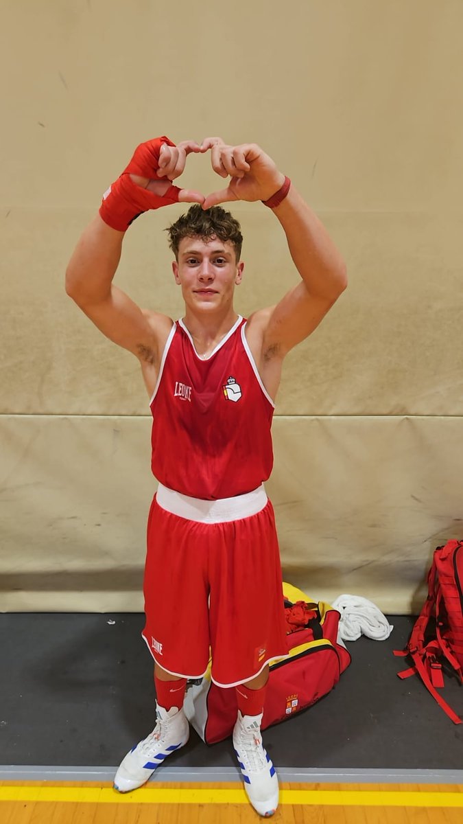 Orgullosos de la victoria de nuestro vecino.
¡Ayer Rodrigo hizo historia convirtiéndose en el primer español, en competición masculina, en obtener una victoria en unos Campeonatos de Europa de Boxeo en edad escolar!
‼️Enhorabuena‼️