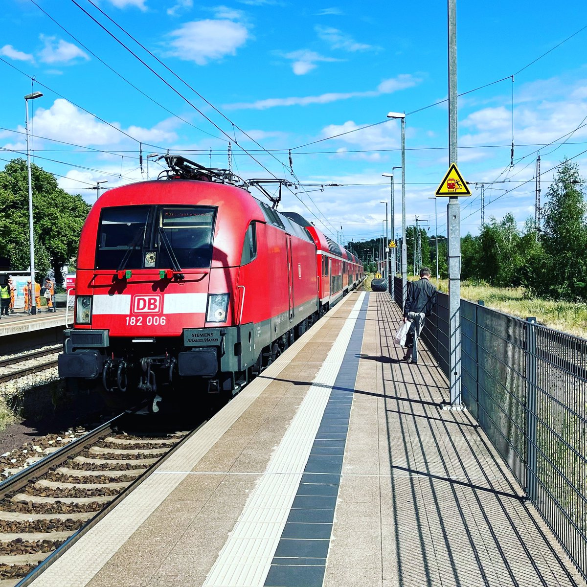 Am Mittwoch, den 26.Juli.2023 ging es für mich wieder auf einen kleinen Tagesausflug. Das aufgenommene Bild ist dabei am Bahnhof Bad Belzig entstanden. Der Zug war als RE7/RE2 Verstärker unterwegs

#tagesausflug #badbelzig #königswusterhausen #lübben #lübbenau #vetschau #cottbus