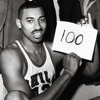 PasionBasketNBA's tweet photo. Hoy cumpliría 87 años Wilt Chamberlain:

➡ 31.419 puntos
➡ 23.940 rebotes
➡ 15 temporadas en la NBA
➡ Rookie del Año
➡ 2 anillos
➡️ 4 MVPs
➡️ 1 MVP Finales
➡ 13 veces All Star
➡️ 7 veces Mejor Quinteto NBA
➡️ 7 veces Máximo Anotador NBA
➡️ 11 veces Máximo Reboteador NBA
➡️ Máximo Reboteador en la historia de la NBA
➡️ Hall of Fame
➡️ Miembro de los 75 Mejores Jugadores de la Historia de la NBA 
➡️ Dorsal #13 retirado por Los Ángeles Lakers, Philadelphia Sixers y Golden State Warriors 
➡️ Único jugador en anotar 100 puntos en un partido

Un jugador único y especial

LEYENDA