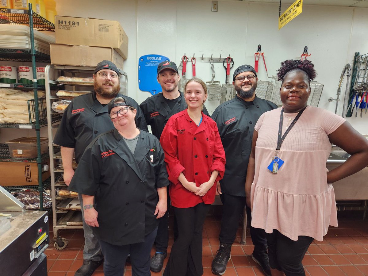 CThurston03's tweet photo. What a wonderful day to be a chilihead. Handed over our wonderful cooks their newly chef coats! With rough nights &amp; working so many hours on the line, my team still put out amazing plates to chili standards. Well deserved! #chilis1819 #midcentrallove 🌶️ https://t.co/AlYk9c6Q76