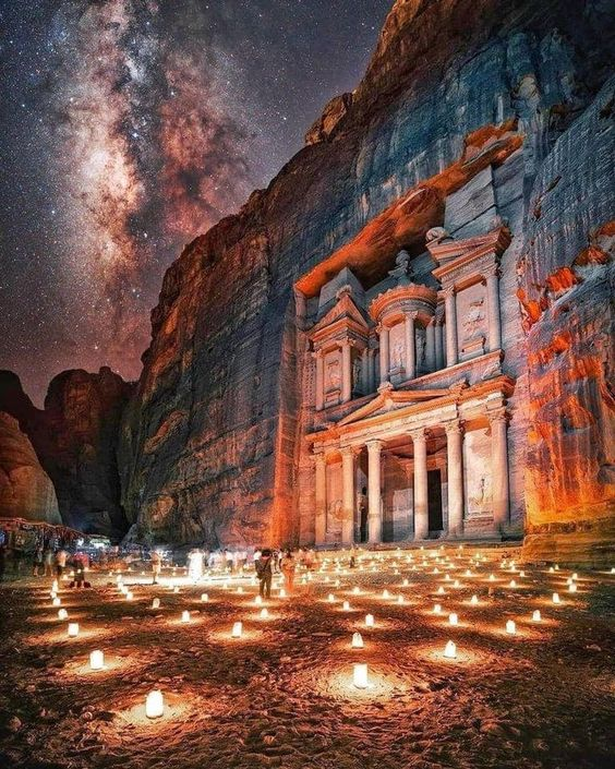 Sincero_Dinero's tweet photo. 20 lugares más fascinantes del planeta que debes visitar antes de morir:

- Hilo 🧵 –

1. Petra, Jordania https://t.co/Gc1dCQxtAj