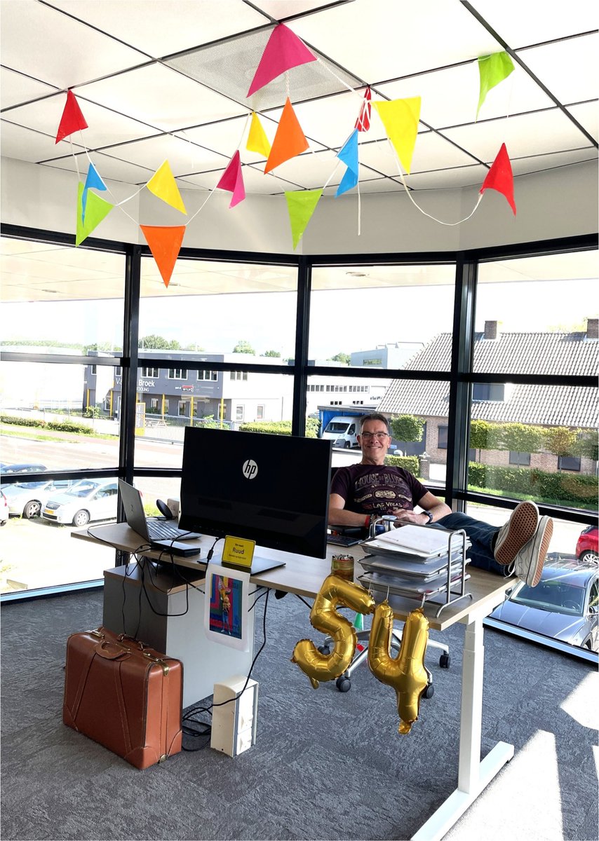 Als je 54 bent mogen de beentjes op de bureau 😂😂💪💪 <a href="/AlwaysSomewhere/">Never Stop Travelling - Reisspecialist</a> <a href="/vanEmpel_IenA/">van Empel Inspecties</a> <a href="/vEmpelOpleiding/">Van Empel Opleidingen</a>