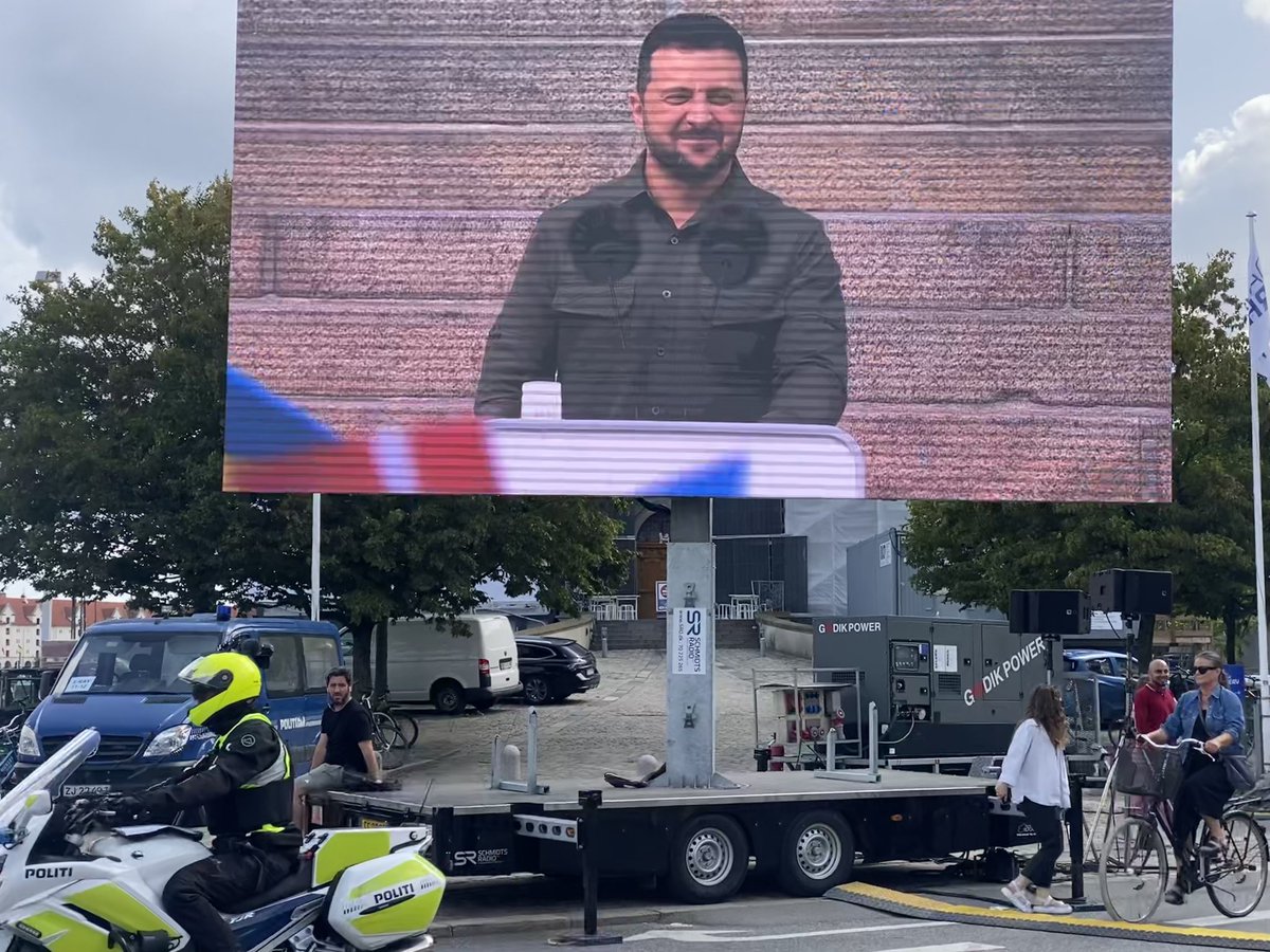 💛💙 et stærkt øjeblik på en mandag. Kunne ikke undgå at blive bevæget <a href="/ZelenskyyUa/">Volodymyr Zelenskyy / Володимир Зеленський</a>