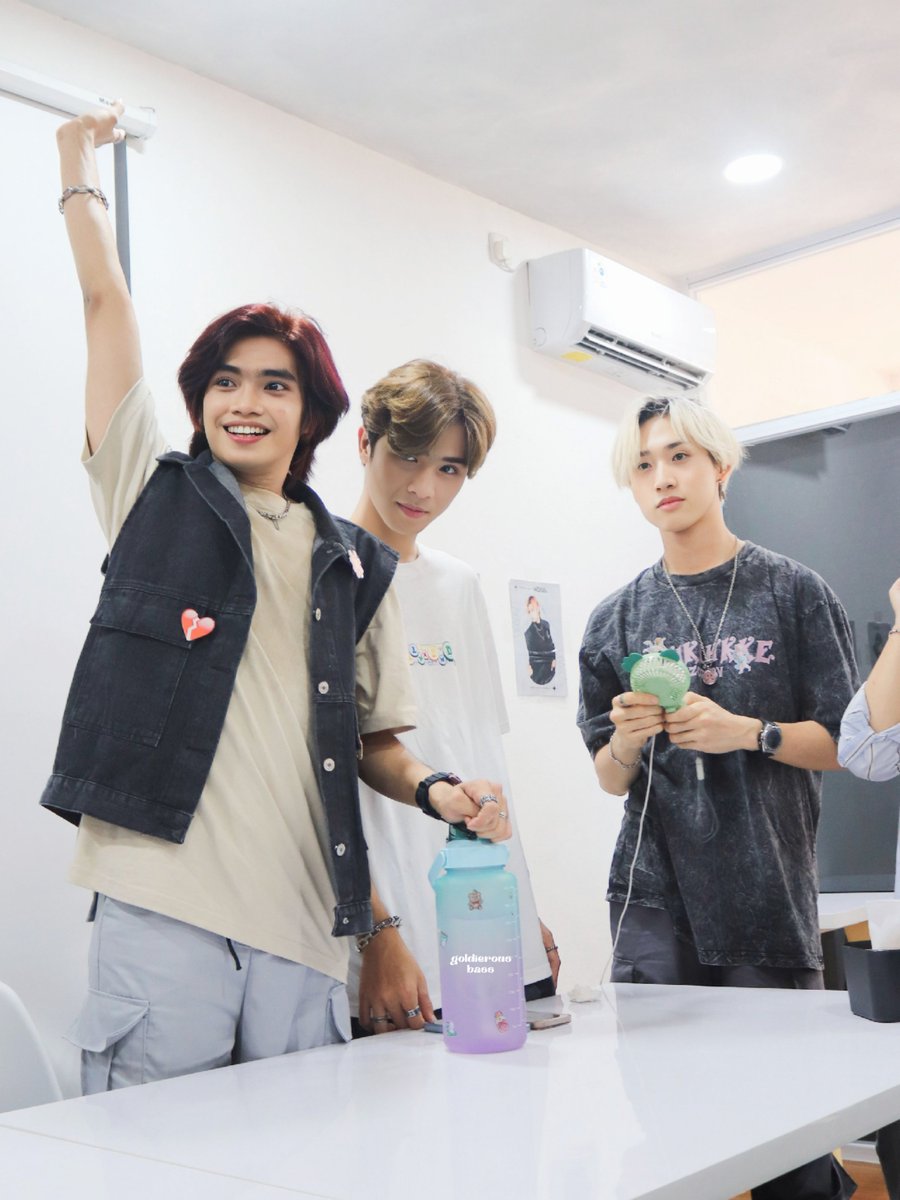 goldierous_bass's tweet photo. 230820 NEVEL FAN GATHERING
keliatan kan yg beban kelompok siapa 🙃
#ADayWithNEVEL
@Rizkiyansyah_r @Dearyl_Rmdhn @stvndj_ https://t.co/wyrhd3inB0