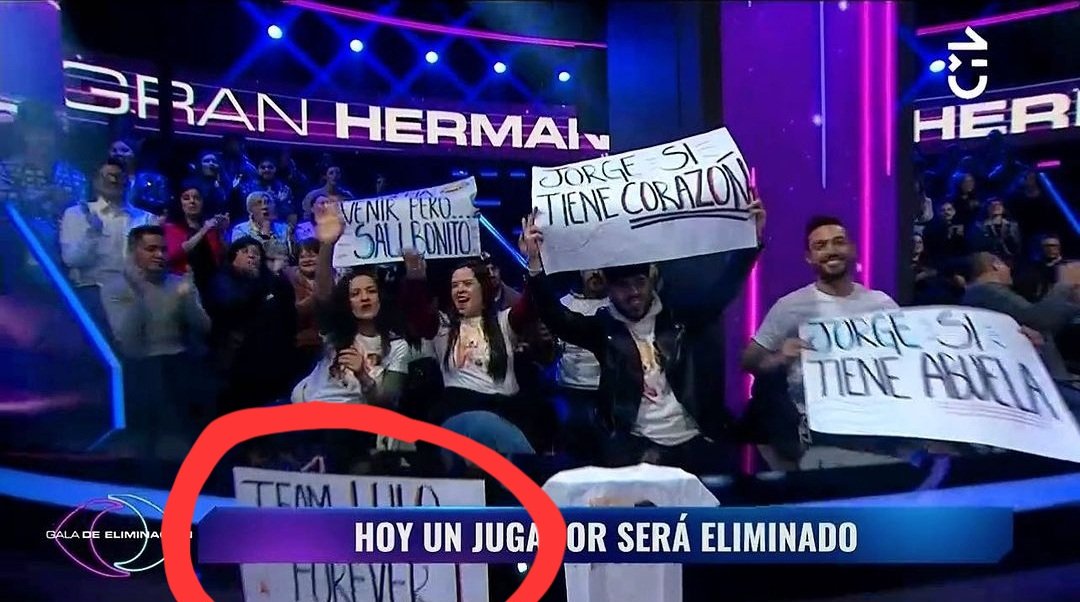 PaoStr0ng's tweet photo. Ustedes son muy jóvenes, pero hace un tiempo la familia de Jorge se colgaba de la fama de los Lulos e iba al estudio con pancartas de "LULO FOREVER" 🤡 🤡 #TheLulosShow https://t.co/IfIcKGAu06