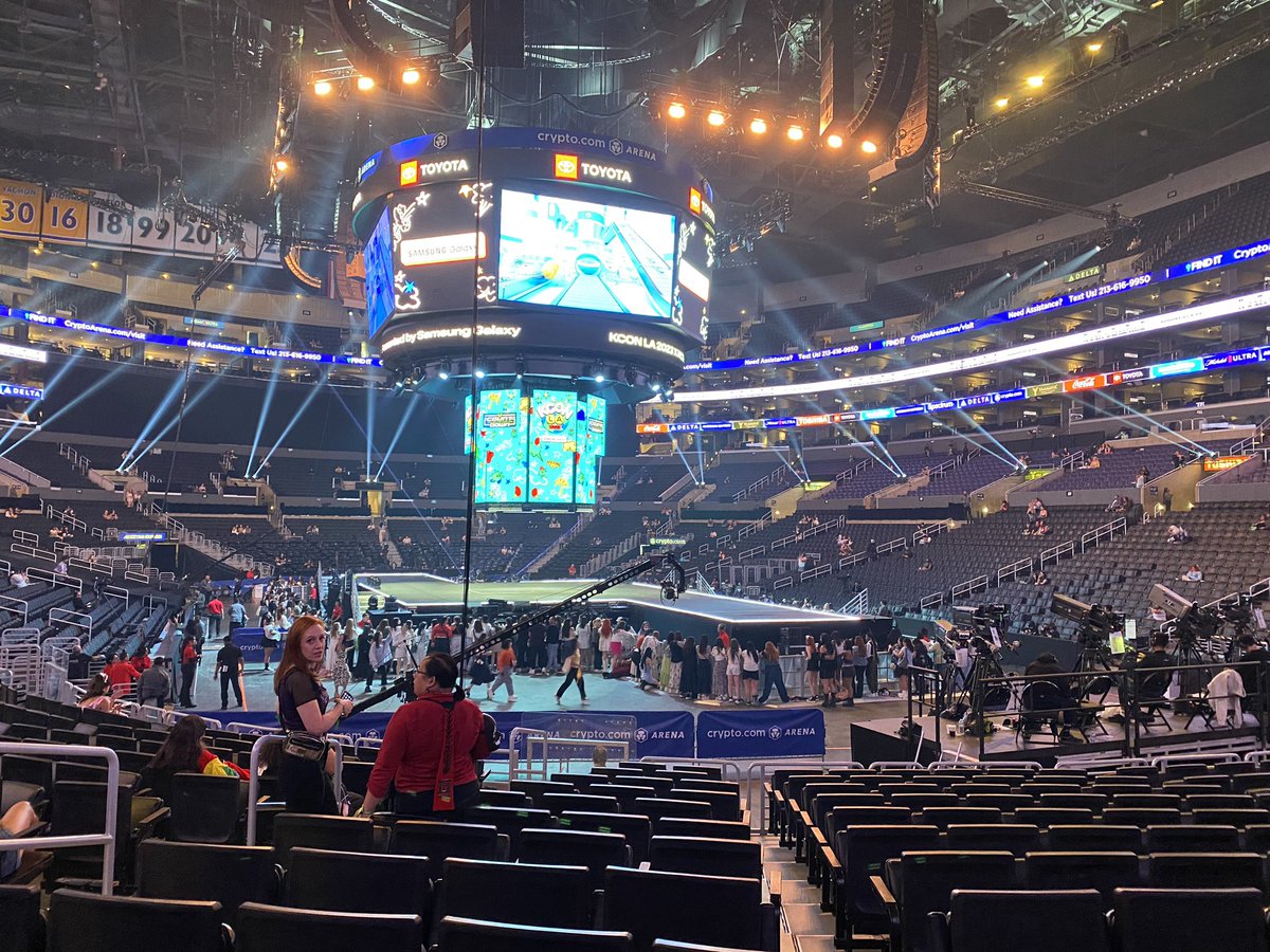 mimivirus93's tweet photo. At the concert on Saturday, the sound definitely needed to be check again. I could barely hear the artists singing and the music was just way too loud. I felt my right ear ringing. Other than that I did enjoy going to different booths and the pre show! #KCONLA2023 #KCON_REVIEW https://t.co/uNL1TsBmlO