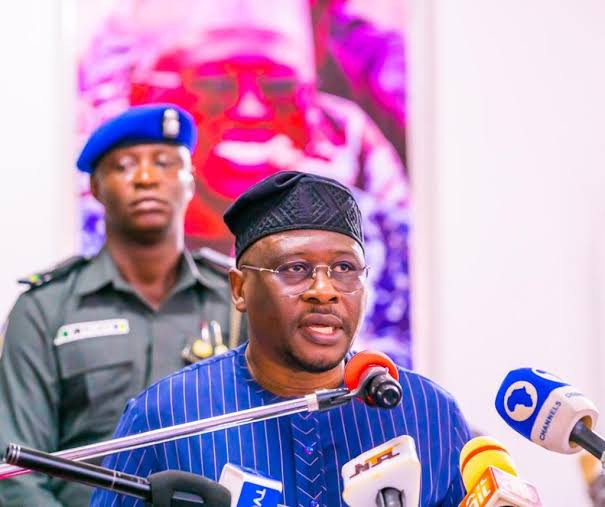 YerwaExpress's tweet image. 20-man committee set up for #palliatives distribution in #Adamawa

A 20-man committee has been set up by the Government of Adamawa #State to handle the distribution of palliatives.

The distribution of palliatives is aimed at cushioning the effects of fuel subsidy removal on the