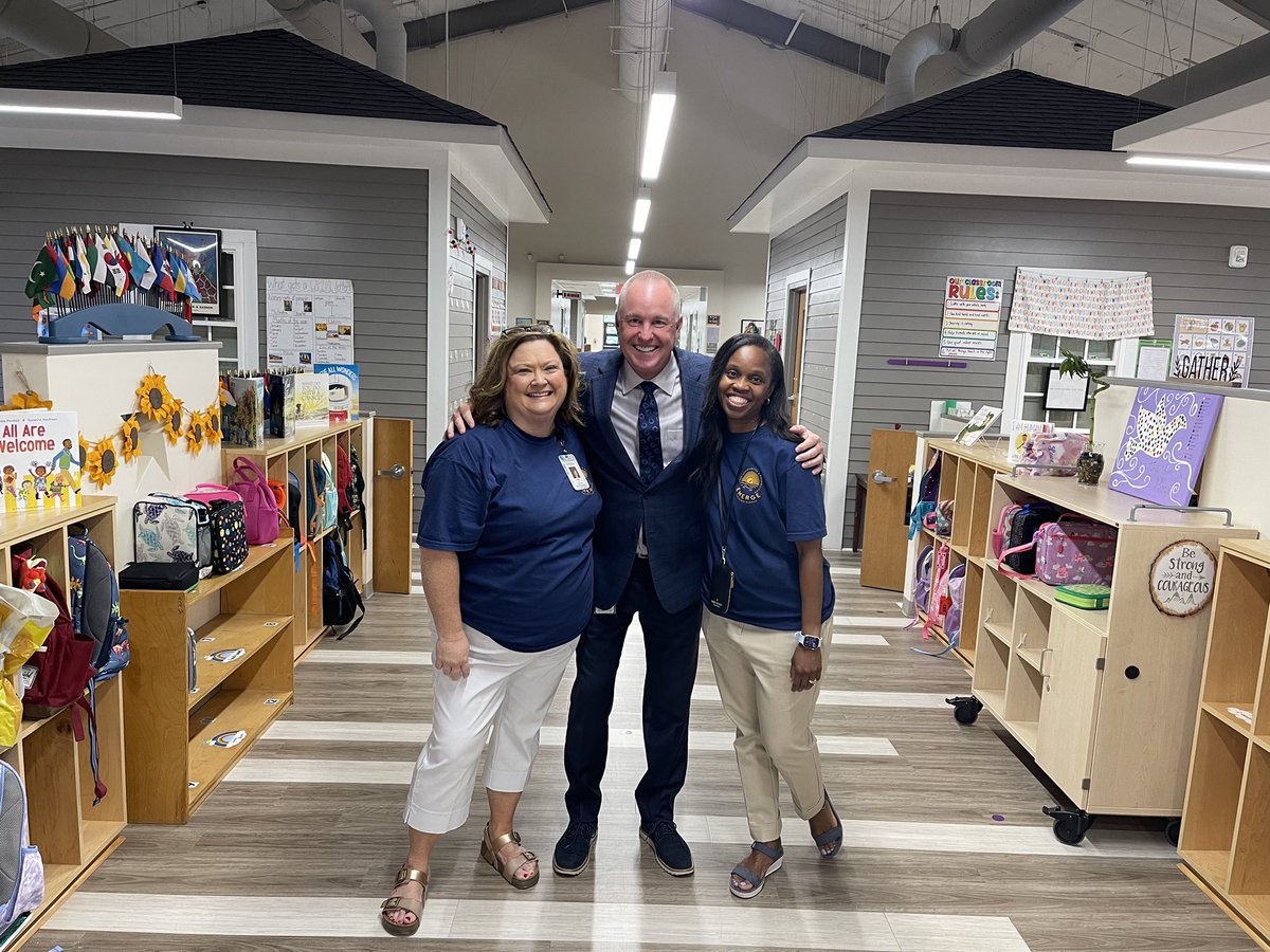 RockHillSchools's tweet photo. Welcome to the 2023-2024 school year @ebenezer_avenue Eagles! We can’t wait to see you soar this year! You definitely have a #RockSolid team to support you this year. 🎉💜 https://t.co/UOEuDx2VIo