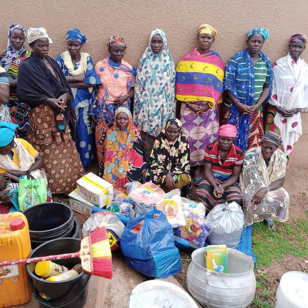OMojedec's tweet photo. #Retour_en_images
Le 18/06/2023, le #consortium regroupant #MOJEDEC,#GADER,#CCAJ/Ty et #6_Organisations locales des jeunes, des femmes a organisé la distribution du matériel d'AGR dans la Commune de #Makalondi.
Ce programme est mis en œuvre grâce au soutien financier de #GCERF. https://t.co/DDBnBRk60X