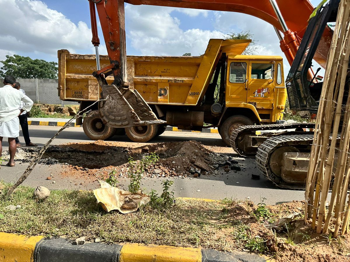 GSastryBlr's tweet photo. @BBMPCOMM @chairmanbwssb @BPACofficial @timesofindia @tv9kannada After a major water pipe project spanning 2 yrs, road finally laid, trees planted, sidewalk just about completed. Now this! What actually are authorities doing ? 100 ft rd, BSK 6 stg. Near Turahalli forest https://t.co/CFOIbYtfLK