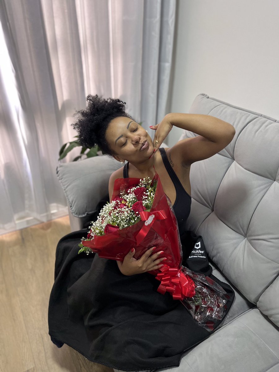 raypagodinho's tweet photo. Aos 27 anos, pela primeira vez na vida, fui acordada com um buquê de flores.

A mulher neigra que vos fala é apaixonada por breguices de amor! 

Esse momento. Esse afeto. Nós merecemos! 🤎🌹 https://t.co/0W1Isx1zhl
