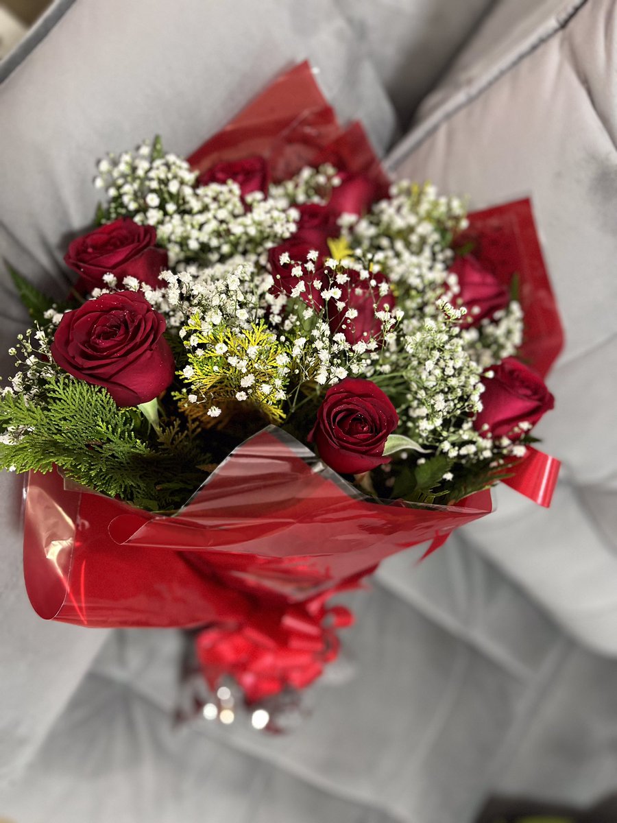 raypagodinho's tweet photo. Aos 27 anos, pela primeira vez na vida, fui acordada com um buquê de flores.

A mulher neigra que vos fala é apaixonada por breguices de amor! 

Esse momento. Esse afeto. Nós merecemos! 🤎🌹 https://t.co/0W1Isx1zhl