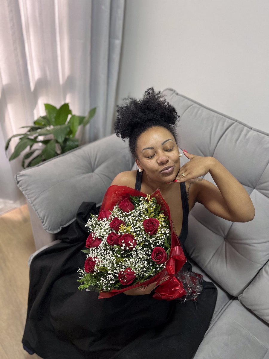 raypagodinho's tweet photo. Aos 27 anos, pela primeira vez na vida, fui acordada com um buquê de flores.

A mulher neigra que vos fala é apaixonada por breguices de amor! 

Esse momento. Esse afeto. Nós merecemos! 🤎🌹 https://t.co/0W1Isx1zhl