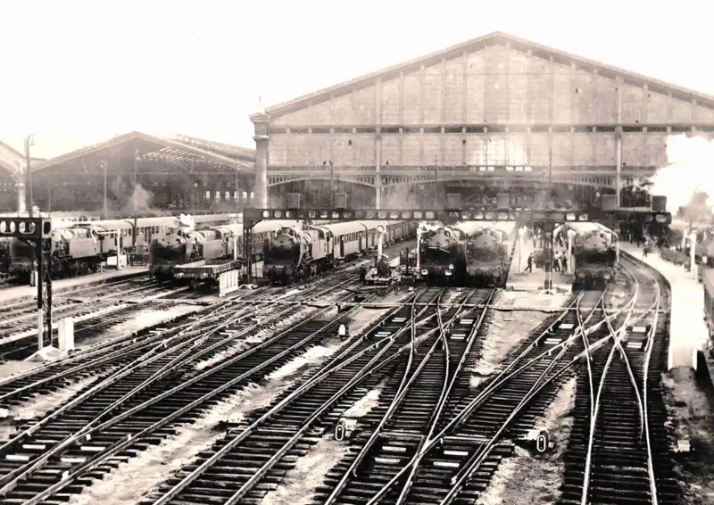 CheminsdeFerTC's tweet photo. La 1ère photo traduit l'ambiance qu'il devait y avoir aux heures de pointe à la #gareduNord à #Paris avant l'électrification de 1958 mais elle n'est qu'un détail de la 2nde mettant le focus sur le trafic banlieue avec des #141TC.
Fonds Clive Lamming par https://t.co/7VcEO9KhRG https://t.co/jwf9ulfJNf