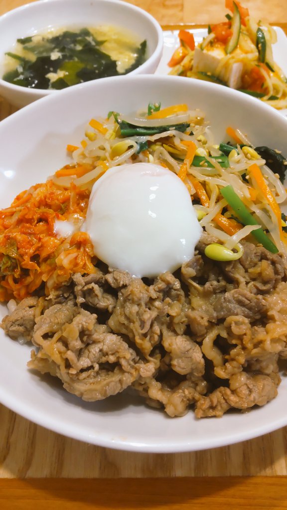 ChihiroGraphics's tweet image. 今日のメインは、ビビンバを作りました😊あとは、ワカメと溶き卵の中華スープ、キュウリとトマトのピリ辛冷やっこを作りました😚#おうちごはん