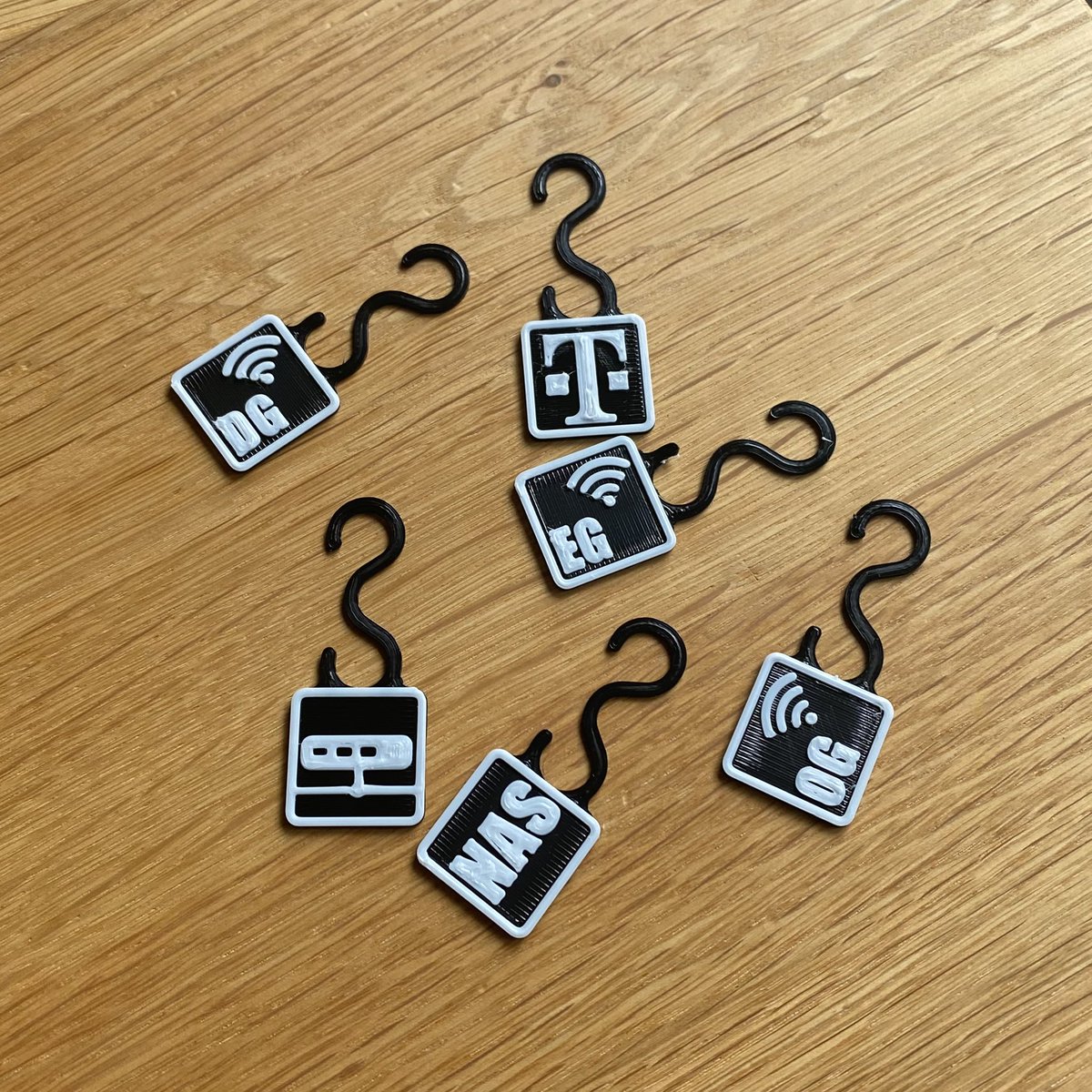 tech_tobi's tweet photo. Cable Tags 🏷️ im #LackRack Serverschrank für meine @Ubiquiti #Unifi Switche mittels #3Ddruck #3Dprint, weitgehend sinnfrei, aber ich fand die Idee (found on https://t.co/sNKl2XBYt2) cool 😎 https://t.co/nRx7TtZ27r
