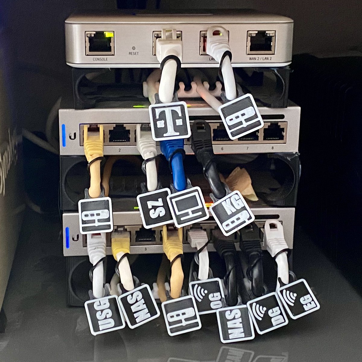tech_tobi's tweet photo. Cable Tags 🏷️ im #LackRack Serverschrank für meine @Ubiquiti #Unifi Switche mittels #3Ddruck #3Dprint, weitgehend sinnfrei, aber ich fand die Idee (found on https://t.co/sNKl2XBYt2) cool 😎 https://t.co/nRx7TtZ27r