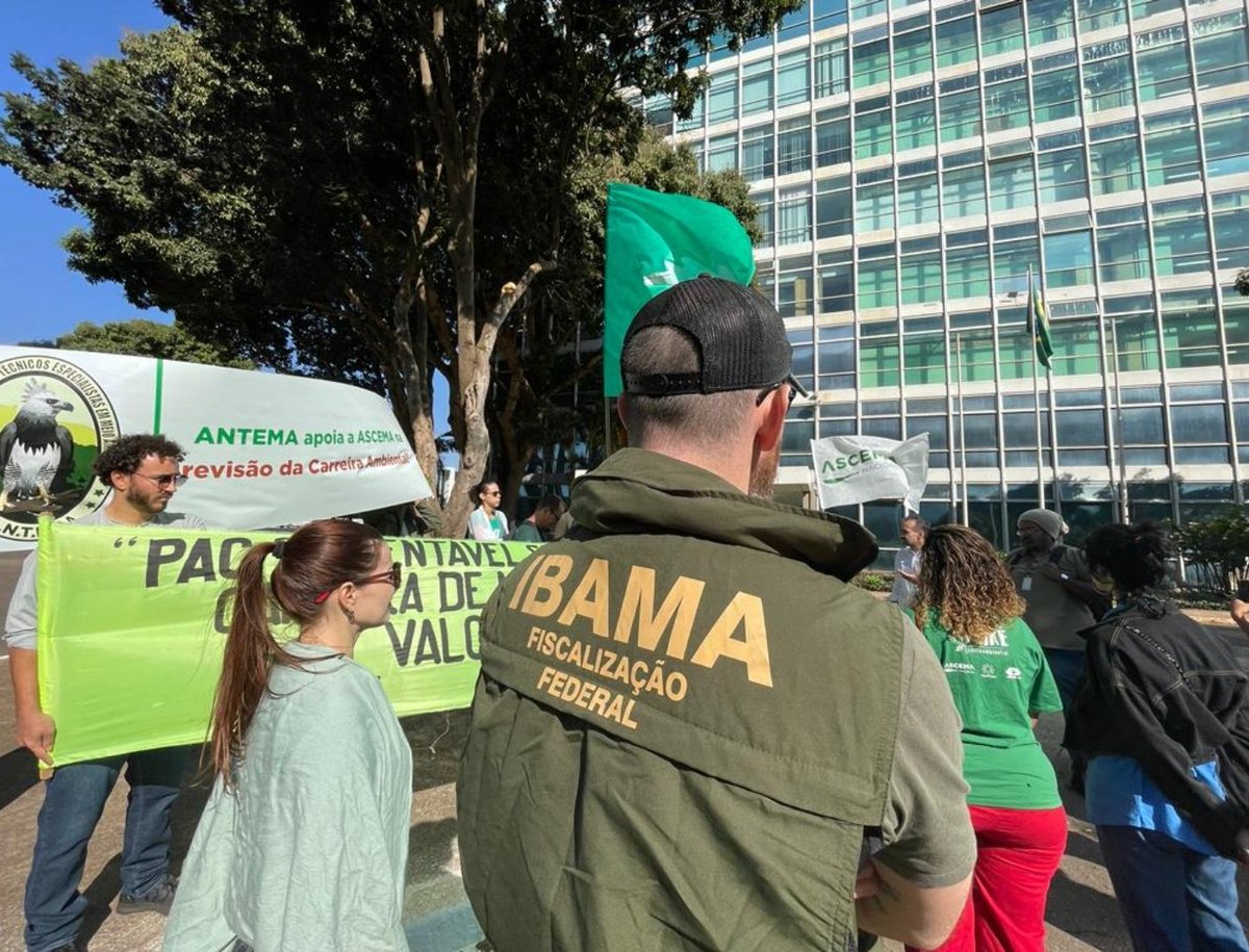 Já mostramos o nosso valor pro Brasil e pro mundo.

Estamos pedindo a valorização da nossa carreira pra seguir FORTE no combate a destruição irresponsável do meio ambiente e as mudanças climáticas.

IBAMA FORTE, FLORESTA EM PÉ!

#10anosdeAbandono
#ReestruturaçãoJá