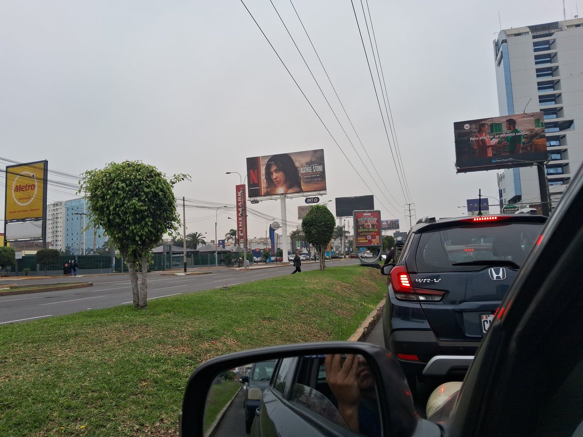 Mgomero's tweet photo. Lunes 7 30 am y semáforo malogrado en Av la Marina con Av las Leyendas, y a una cuadra policía de tránsito acompañando a los de la atu en vez de ayudar a ordenar el tráfico. @RPPNoticias @BestiasAlVolant @PoliciaPeru https://t.co/tfW7fkcETt