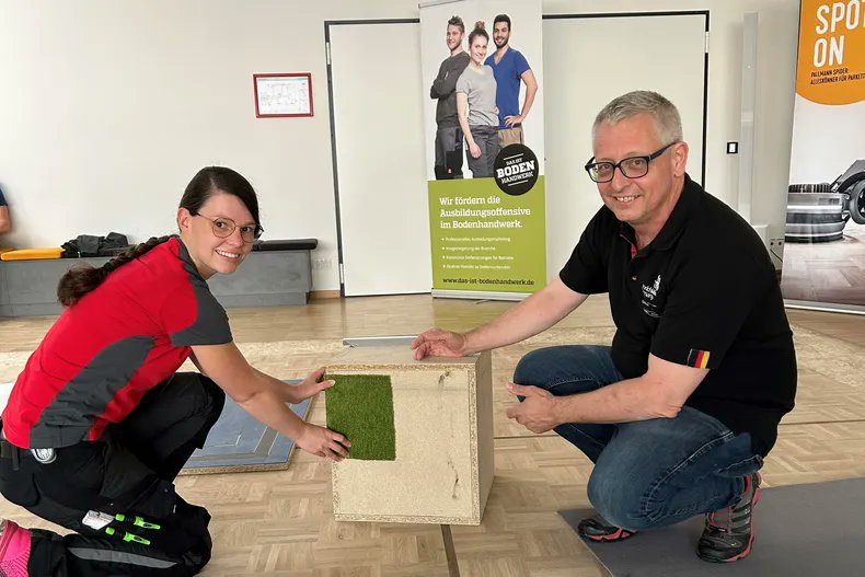 handwerksblatt's tweet photo. 🛠️🏆 #Parkettlegerin Lisa Tiepelmann bereitet sich auf @ESGdansk2023 vor. 💪 #Bundestrainer Jörg Schülein v. @WorldSkillsGER unterstützt sie. 🤝🌟 Auf Einladung konnten sie in Würzburg zwei Tage lang gemeinsam trainieren. @ZDH_news https://t.co/GApu9ROuvG Foto: © #Pallmann GmbH https://t.co/Y3UBKvbgZN