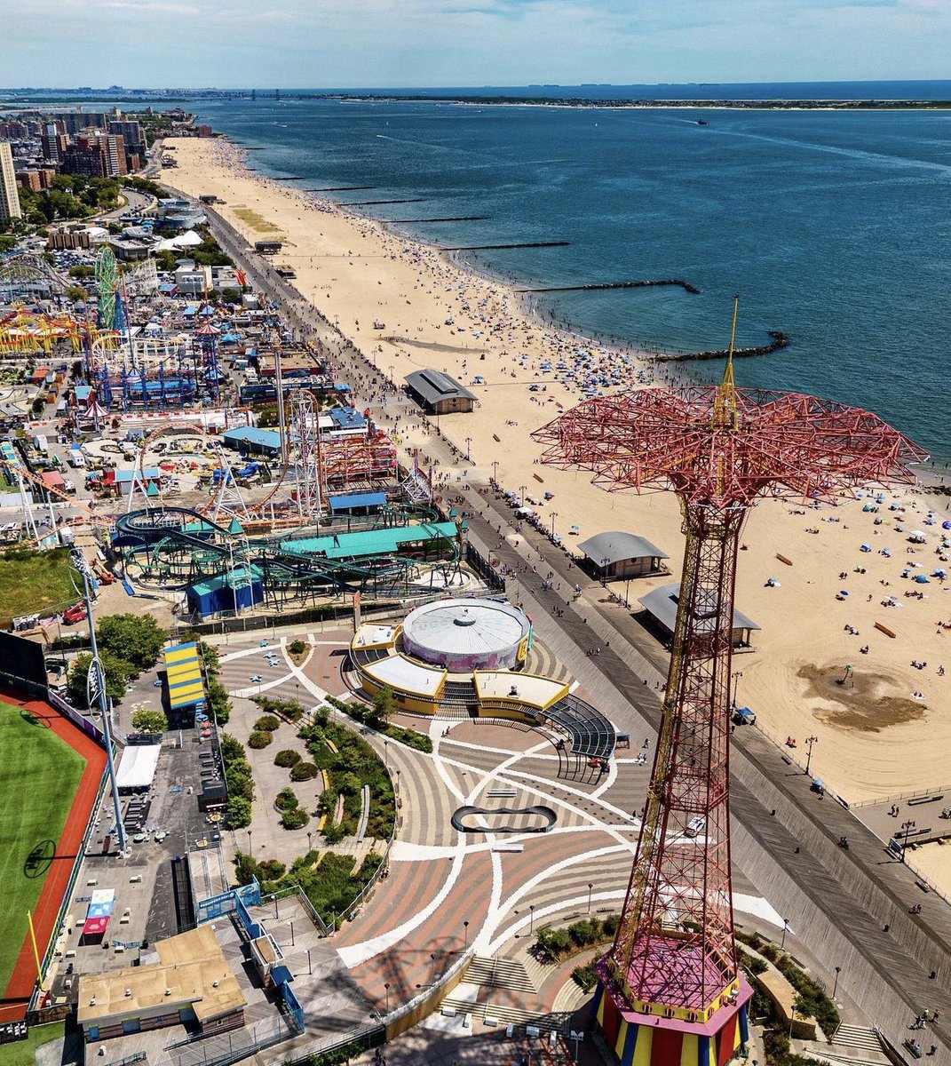 It's going to be hot today 🌡️ Time to hit the beach 🏖️ 📷 @mingomatic #coneyisland