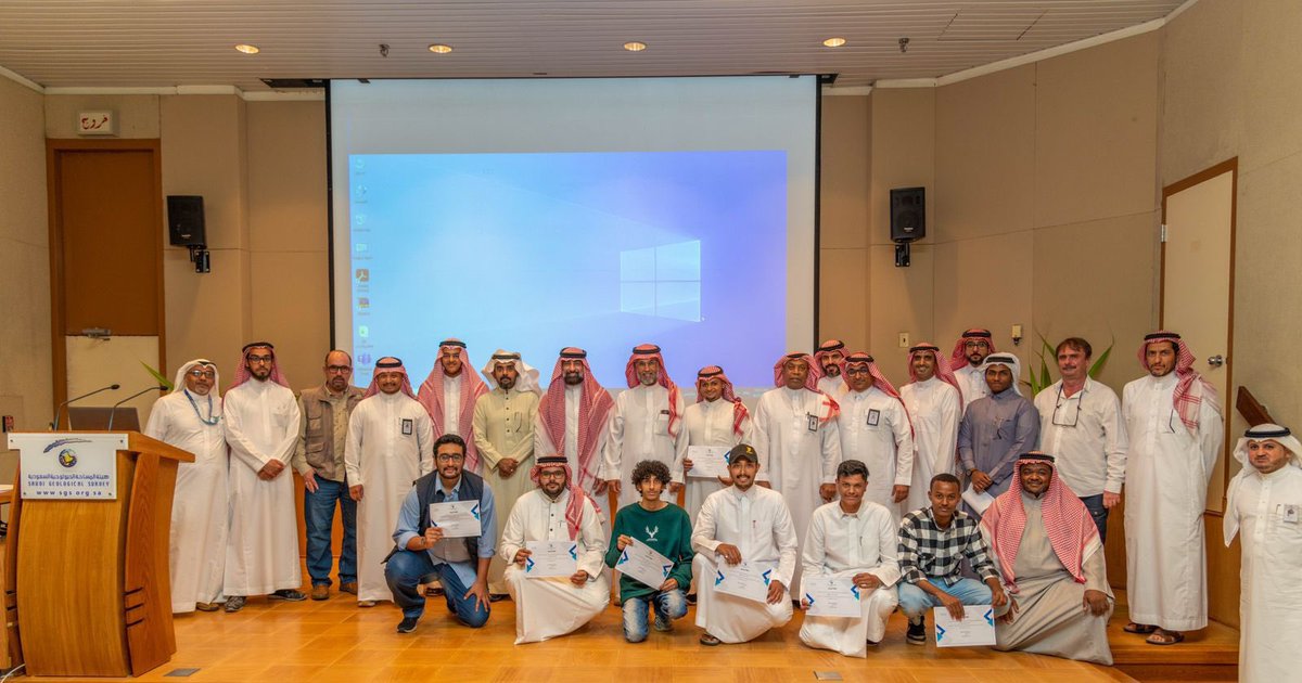 SgsOrgSa's tweet photo. ٤- بالاضافة الى تقييم موثوقية البيانات من مصادر مختلفة وغيرها وكذلك دورة في الاسعافات الأولية والطرق المتبعة لتصرف الجيولوجي عند حدوث أي حادث لا سمح الله في الحقل، يأتي هذا البرنامج  امتدادا للتعاون العلمي المشترك وتعزيزا لدور الهيئة تجاه المسؤولية الاجتماعية. https://t.co/Sp61HGAClv