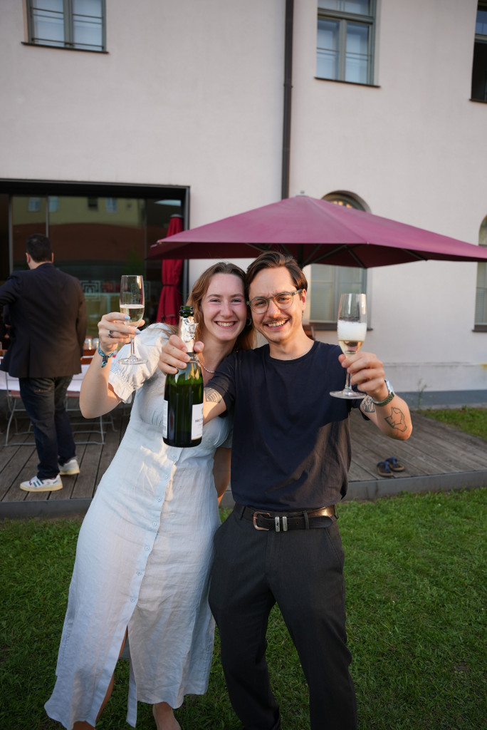 MatthiasUbl's tweet photo. We did it. Ich bin jetzt offiziell Journalist, ausgebildet im großartigen @ifpmuenchen. Danke an @die_cara_ , @Methodenmensch und alle anderen für die prägende und schöne Zeit. https://t.co/JDzHk4hPB3