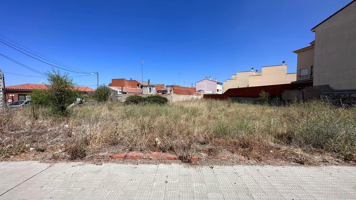 PPAytoZamora's tweet photo. 🌿🔥Pedimos al Ayto de Zamora que ejecute, de manera subsidiaria,la limpieza y cerramiento de este solar en el número 5 de la Plz.Bermillo de Sayago,ante la desidia del Banco Santander, propietario del mismo y que todos los gastos originados sean pagados por la entidad financiera https://t.co/fM770bKIZg