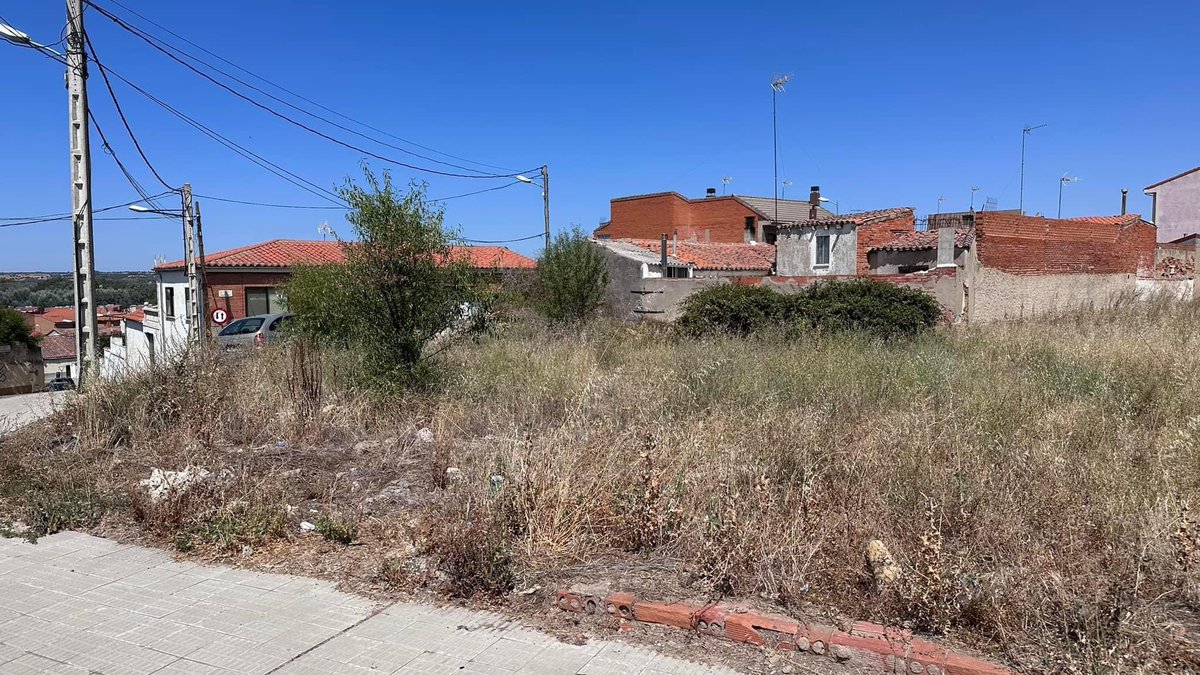 PPAytoZamora's tweet photo. 🌿🔥Pedimos al Ayto de Zamora que ejecute, de manera subsidiaria,la limpieza y cerramiento de este solar en el número 5 de la Plz.Bermillo de Sayago,ante la desidia del Banco Santander, propietario del mismo y que todos los gastos originados sean pagados por la entidad financiera https://t.co/fM770bKIZg