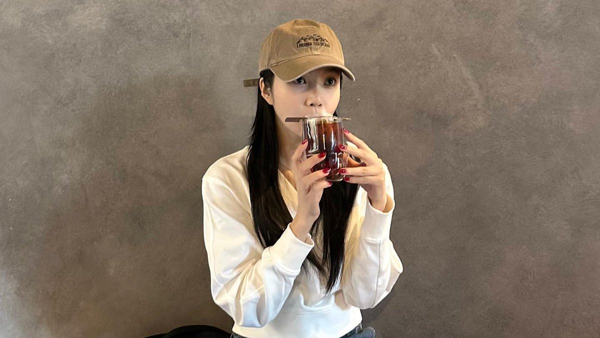 jetsaimes's tweet photo. oh to be her coffee date ☕️ https://t.co/IUwZCEapWt