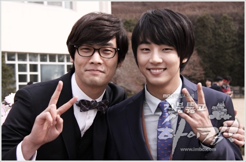 heteromichelin's tweet photo. 최다니엘 윤시윤 둘이 동갑인데 지붕킥에서 삼촌조카로 나온게 진짜넘웃김ㅜㅜ https://t.co/BUl9VQGEWK
