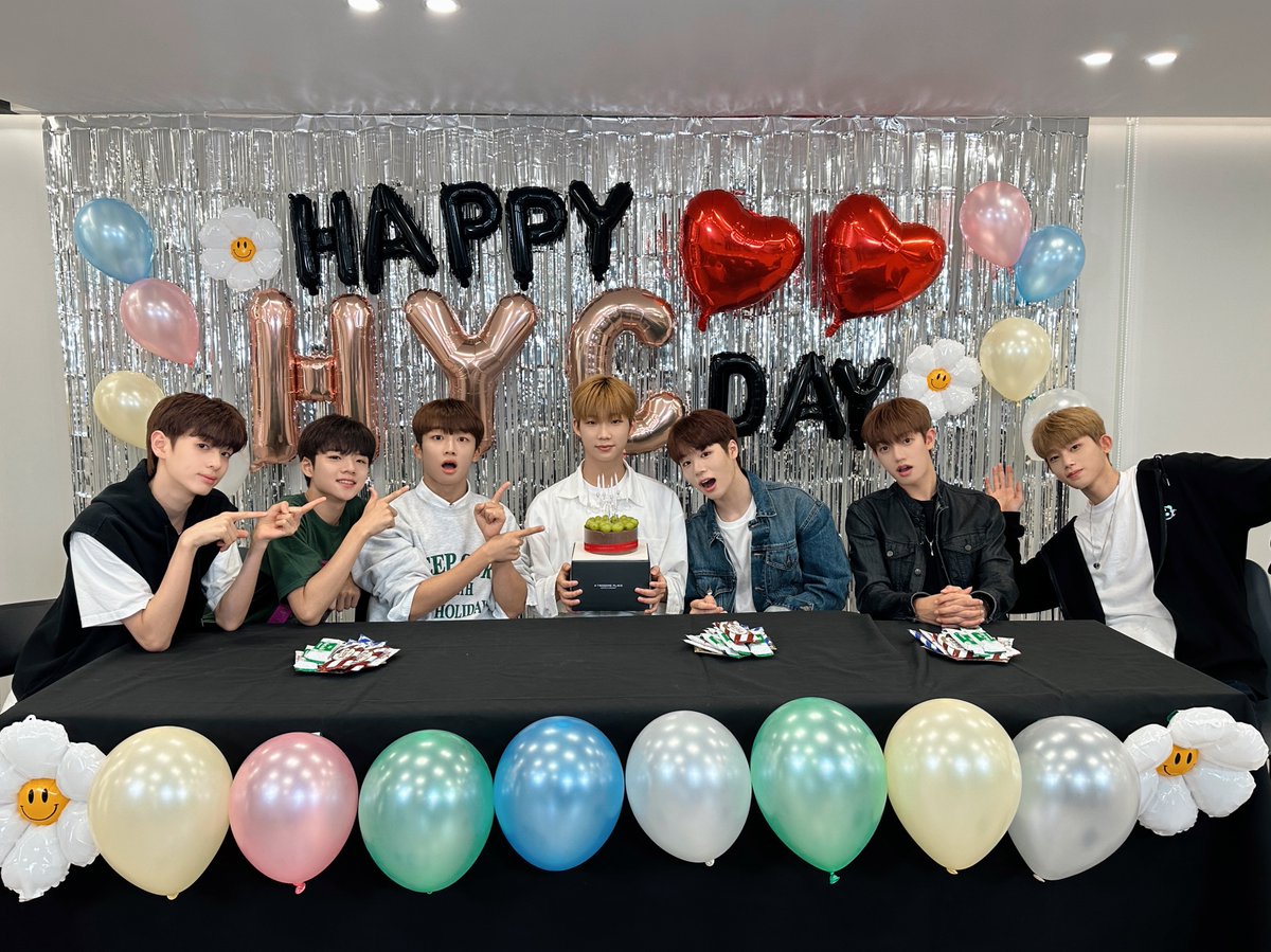 officialTheWind's tweet photo. [📸] #더윈드데이 #THEWINDDAY

23.08.21
<𝐇𝐀𝐏𝐏𝐘 𝐇𝐀𝐘𝐔𝐂𝐇𝐀𝐍 𝐃𝐀𝐘🎉>

박하의 생일 파티에🎂
참석한 위즈 고마워요😊❣

다시 한 번 박하유찬의 생일 축하합니다🍬

#더윈드 #THEWIND #The_Wind
#신재원 #김희수 #타나톤
#최한빈 #박하유찬 #안찬원 #장현준 https://t.co/KxEyzl1hjo