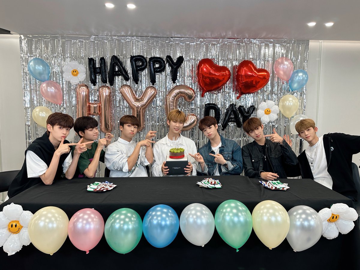 officialTheWind's tweet photo. [📸] #더윈드데이 #THEWINDDAY

23.08.21
<𝐇𝐀𝐏𝐏𝐘 𝐇𝐀𝐘𝐔𝐂𝐇𝐀𝐍 𝐃𝐀𝐘🎉>

박하의 생일 파티에🎂
참석한 위즈 고마워요😊❣

다시 한 번 박하유찬의 생일 축하합니다🍬

#더윈드 #THEWIND #The_Wind
#신재원 #김희수 #타나톤
#최한빈 #박하유찬 #안찬원 #장현준 https://t.co/KxEyzl1hjo