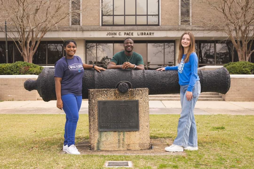 uwflibraries's tweet photo. Welcome to Fall Semester, Argos! We've got your back this week and always.

💙 All required undergrad textbooks are available at the Circulation Desk
💚 Need a laptop or iPad? We have all kinds of library technology
💙 Enjoy FREE snacks on Mon &amp; Tues 9 am - 1pm for Welcome Week! https://t.co/56OxSyYyvv