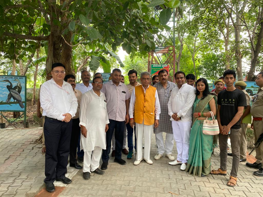 DfoAligarh's tweet photo. आज माननीय वन एवं पर्यावरण मंत्री डॉ अरुण कुमार सक्सेना द्वारा शेखा झील पक्षी विहार अलीगढ़ पर वन विभाग  के अधिकारियों के साथ बैठक कर विभागीय समीक्षा की गयी एवम रुद्राक्ष के पौधे का रोपण किया।@UpforestUp @UPGovt @ChiefSecyUP @DrArun_BJP @Dm_Aligarh @AligarhCdo @diooffice371 https://t.co/wEf9FTP7H4