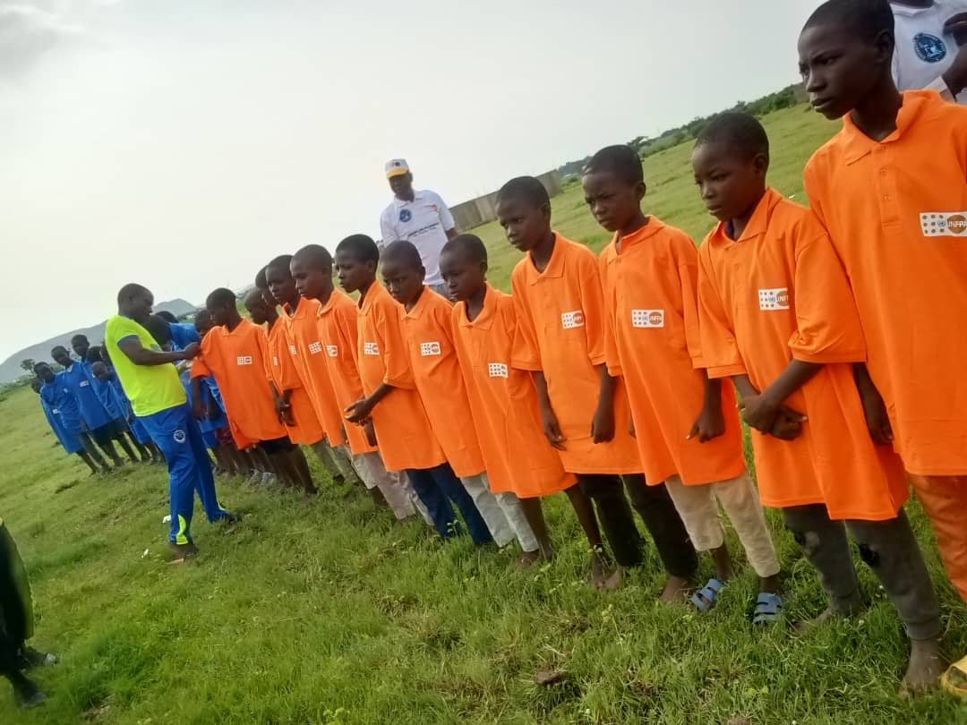 UNFPAKDSO's tweet photo. The 2023 World Humanitarian Day occasion in Zamfara State saw the participation of the @UNFPAKDSO Head of Office &amp;  team members. The event featured a special match &amp; the provision of 100 dignity kits &amp; hijabs to the Saminaka IDP host community, located just outside Gusau. #UNFPA https://t.co/vNhvV3aN79