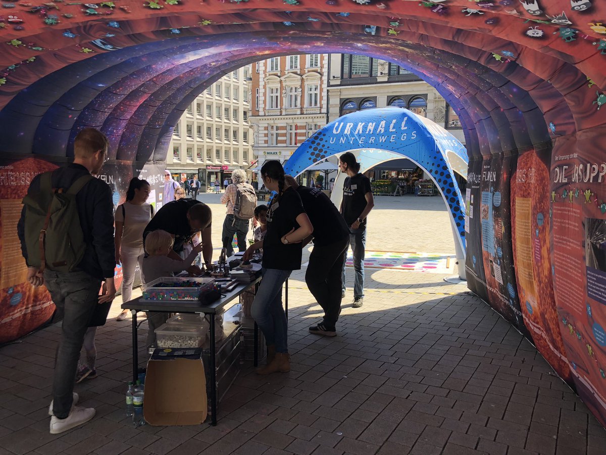 Als Teil des öffentlichen Programms der #epshep23: #urknallunterwegs steht jetzt auf dem Gänsemarkt, morgen auf dem Uni-Campus! Machen Sie mit: Spiele, Buttons, viel zu erleben! #netzwerkteilchenwelt