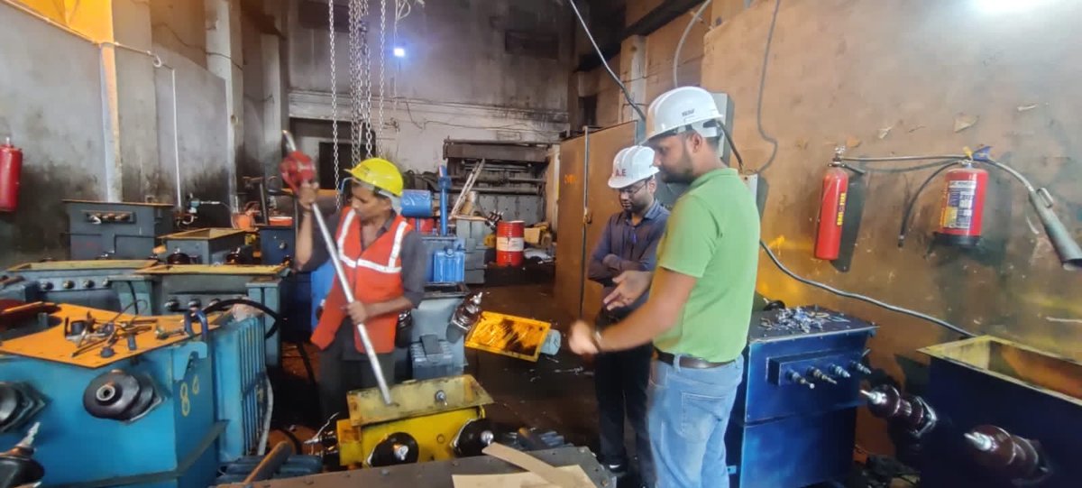 AeGoyal's tweet photo. Evening shift repairing work is going on at Jhansi workshop to resolve transformer damage and provide better services to valuable consumers @MDDVVNL @DvvnlDirectorT @DvvnlWorkshop @Rakeshsbly @Deepak_jews @dvvnljhansi https://t.co/eVCwIXDtAr