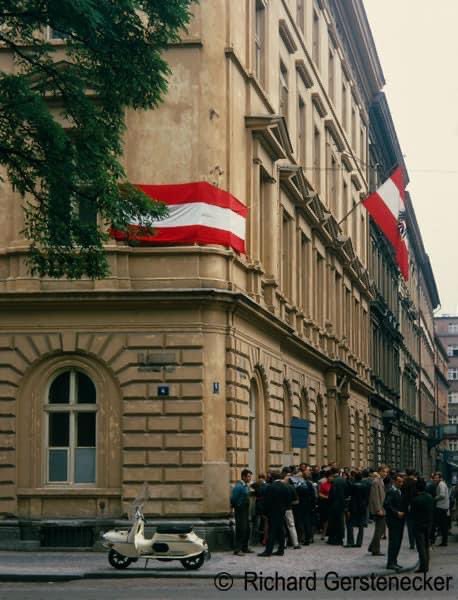 21.8.1968 vor genau 55 Jahren: Warteschlange von Visawerbern vor der Österreichischen Gesandtschaft in Prag nach der Invasion der Truppen des Warschauer Paktes in die Tschechoslowakei.

Foto-Credit: Richard Gerstenecker/ÖB Prag.