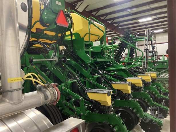 TractorHouse's tweet image. 🌱2019 JOHN DEERE 1795
✅ 16 Rows
✅30 In. Spacing
👉 ow.ly/OQxA50PBqek

#planter #plantingequipment #forsale #JohnDeere #TractorHouse