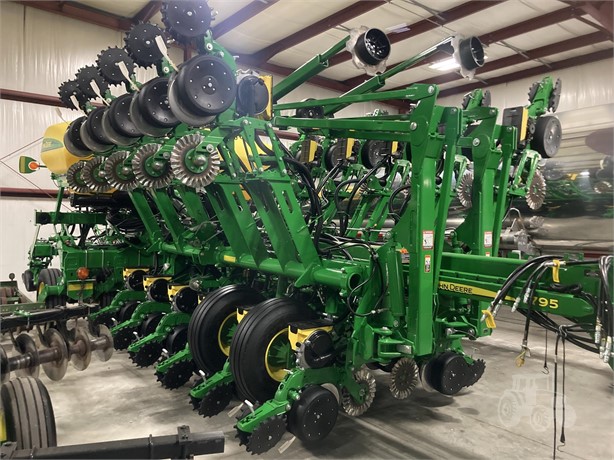 TractorHouse's tweet image. 🌱2019 JOHN DEERE 1795
✅ 16 Rows
✅30 In. Spacing
👉 ow.ly/OQxA50PBqek

#planter #plantingequipment #forsale #JohnDeere #TractorHouse