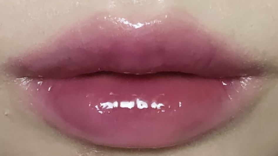 cosmetic2E's tweet photo. 오늘의 립

롬앤 베어바인
비비로 입술색 살짝 커버하고 외곽 블렌딩했는데 투명한 느낌도 살아있고 색 너무 예쁨 https://t.co/oiJvlBaMKE