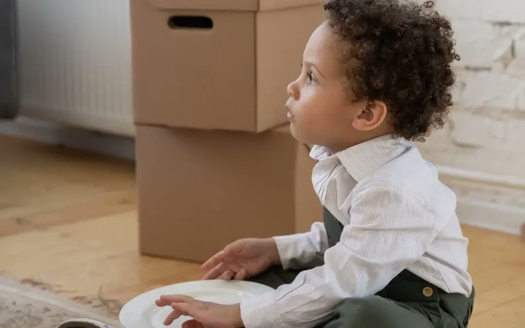 AnExpressiveMom's tweet image. There’s nothing like settling into a new home, seeing a space transform with your stuff. At the same time, unpacking after a move can be exhausting — especially for a household with kids. Let's talk about how to unpack with kids. buff.ly/3P5gffa #parentingtips #moving