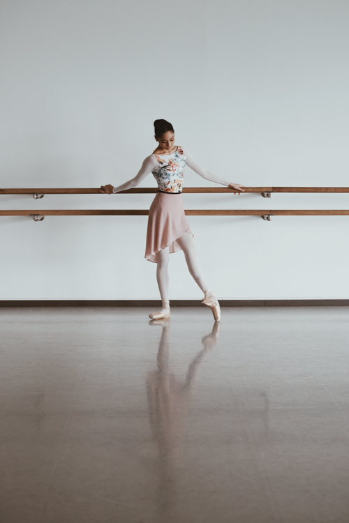 Carolin Thiergart begleitet Tänzerin Mallika bei einigen Übungen fotografisch und hält ihre Leidenschaft zu dem Sport fest. Dafür baut sie die Spiegelungen, die im Studio entstehen, in ihren Bilder ein.

blog.sigma-foto.de/2023/08/fotosh…