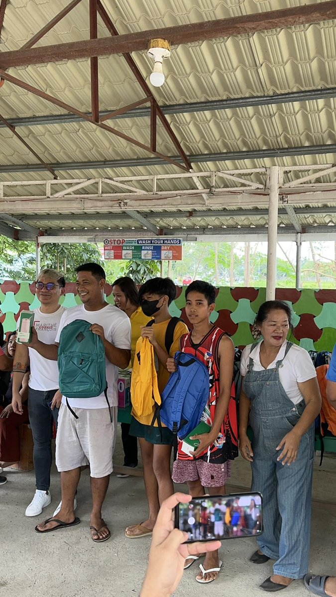 blueiris2022's tweet photo. These students are 4Ps (Pantawid Pamilyang Pilipino Progam) beneficiary which means their family belongs to either of the following: farmers, fisherfolks, homeless families, indigenous peoples, informal settlers, and those in geographically isolated and disadvantaged areas (DSWD) https://t.co/yYi7KUxOcx