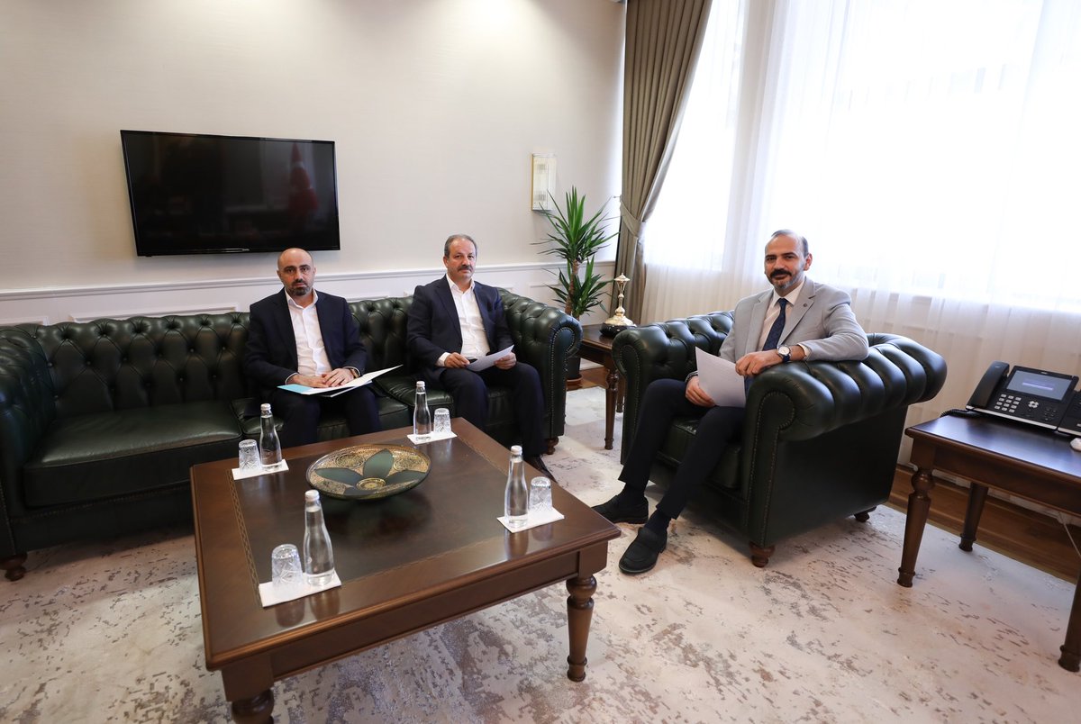 SSMahmutFaruk's tweet photo. Sağlık Bakan Yardımcısı Sn. Doç. Dr. Tolga Tolunay’ı Genel Başkan Yardımcımız Mustafa Irgatoğlu ile birlikte ziyaret ettik.

7. Dönem Toplu Sözleşme’de geldiğimiz aşama hakkında görüş alışverişinde bulunduk.

Sağlık çalışanlarınızın hak ettiği özlük ve mali haklara kavuşabilmesi için tüm paydaşlarımızla çalışmalarımıza ara vermeden devam ediyoruz. 

Sayın Bakan Yardımcımıza nazik kabullerinden ve desteklerinden dolayı teşekkür eder, çalışmalarında kolaylıklar dilerim.

@drtolgatolunay