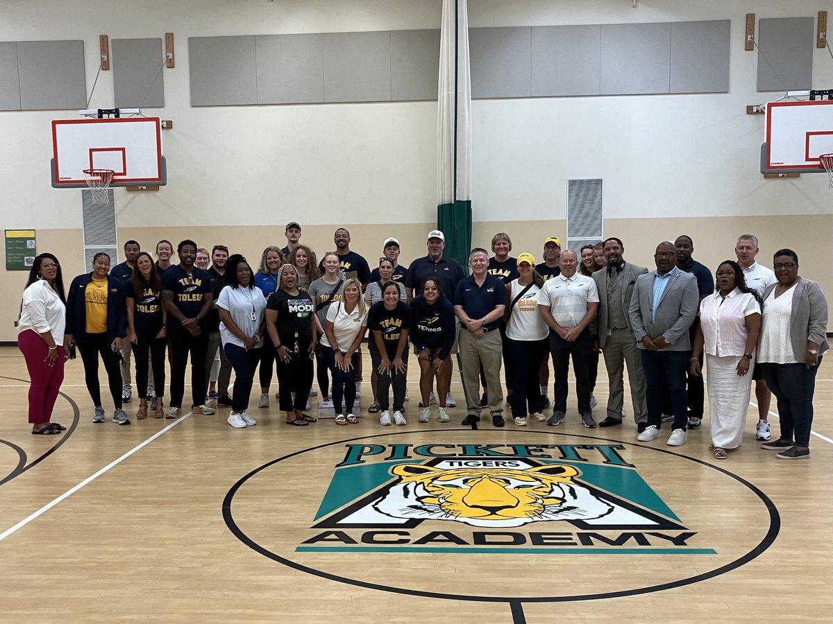 Coach Candle, Coach Cullop and others from ⁦<a href="/ToledoRockets/">Toledo Athletics</a>⁩ joined Dr Durant to welcome students at Pickett Academy today. #TPSProud